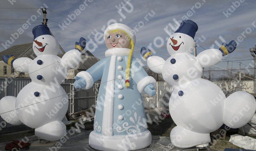 Надувные фигуры Снегурочка и снеговики высота 4м